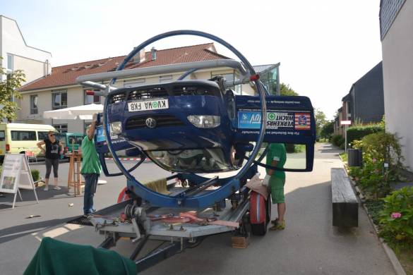 Mitarbeiter des Fahrsicherheitszentrums in Bad Arolsen „retteten“ Personen aus dem Überschlags-Rettungs-Simulator