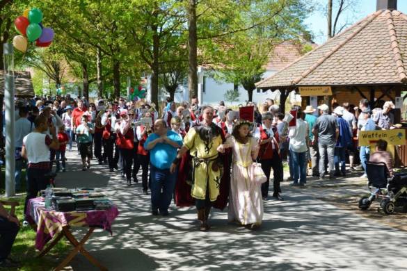 Ritter Dietrich und Dornröschen eröffneten zusammen mit den Fanfarenzug Hofgeismar das Frühlingsfest der Vielfalt