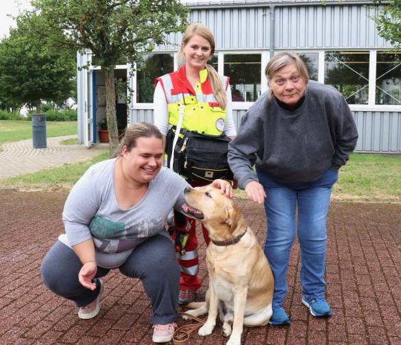 Die bdks-Mitarbeiterinnen Swetlana Fehr (links) und Marion Trube mit Hundeführerin Alena Sander und ihrem Rettungshund Samu.