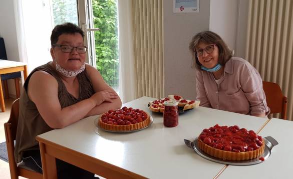 Anja Koch und Pfarrerin Barbara Gallankamp (von links) genießen zusammen frischen Erdbeerkuchen in der GHW Foto: Daniela Hanne