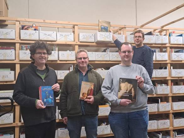 Klaus Deiss, Sven Böhm, Björn Otto und Jens Jablonski (von links) freuen sich auf gut erhaltene Bücherspenden für das Projekt „Vielfalt lesen“.